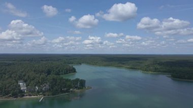 Augustow 'daki göllerin yukarıdan görünüşü güneşli bir günde kilitlerle birbirine bağlanır..