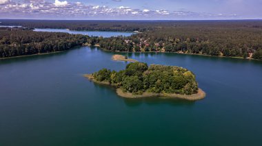 Yazın, güneşli bir günde, kilitlerle birbirine bağlanmış Augustow 'daki göllerin yukarıdan görünüşü.