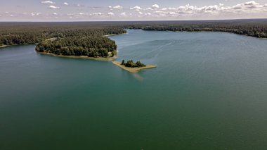 Yazın, güneşli bir günde, kilitlerle birbirine bağlanmış Augustow 'daki göllerin yukarıdan görünüşü.