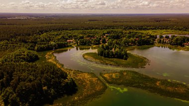 Yazın, güneşli bir günde, kilitlerle birbirine bağlanmış Augustow 'daki göllerin yukarıdan görünüşü.