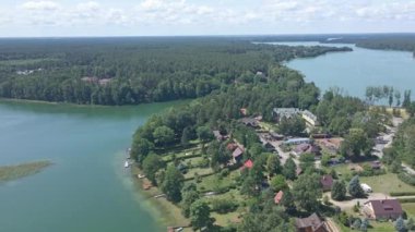 Yazın, güneşli bir günde, kilitlerle birbirine bağlanmış Augustow 'daki göllerin yukarıdan görünüşü.