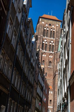 Aziz Mary Bazilikası 'nın Gdansk' taki kulesinin manzarası güneşli bir yaz gününde.