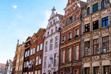 Yazın, güneşli bir günde eski Gdansk kasabasındaki tarihi apartman evleri.