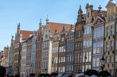 Yazın, güneşli bir günde eski Gdansk kasabasındaki tarihi apartman evleri.
