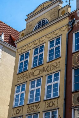 Yazın, güneşli bir günde eski Gdansk kasabasındaki tarihi apartman evleri.