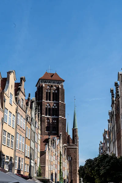 Aziz Mary Bazilikası 'nın Gdansk' taki kulesinin manzarası güneşli bir yaz gününde.