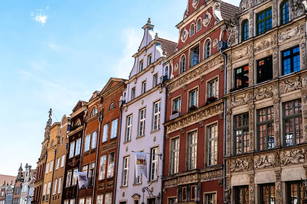 Yazın, güneşli bir günde eski Gdansk kasabasındaki tarihi apartman evleri.
