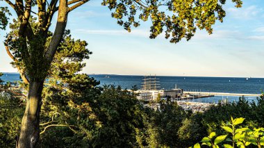 Yazın, güneşli bir günde Gdynia Limanı 'nın tepesinden manzara.