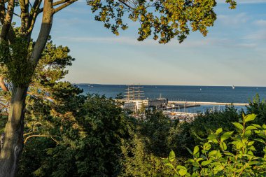 Yazın, güneşli bir günde Gdynia Limanı 'nın tepesinden manzara.