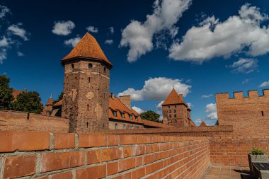 Yazın, güneşli bir günde Malbork 'taki Tötonik Şato manzarası.