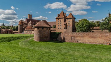 Yazın, güneşli bir günde Malbork 'taki Tötonik Şato manzarası.