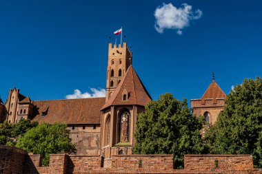 Yazın, güneşli bir günde Malbork 'taki Tötonik Şato manzarası.