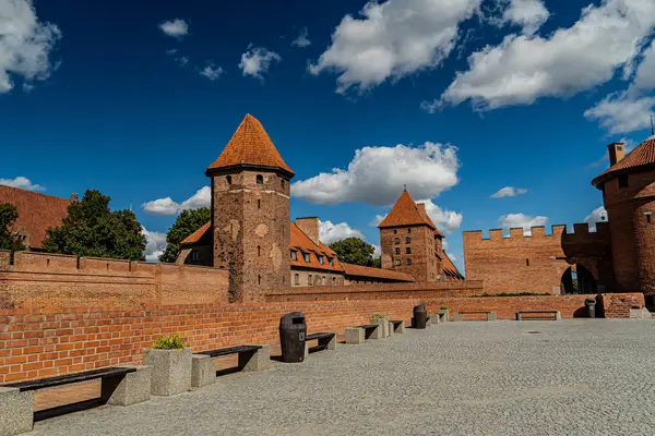 Yazın, güneşli bir günde Malbork 'taki Tötonik Şato manzarası.