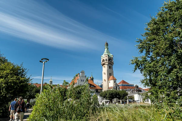 Sopot, Polonya - Eylül 04.2022 Sofot 'ta tarihi deniz feneri, güneşli bir yaz gününde..