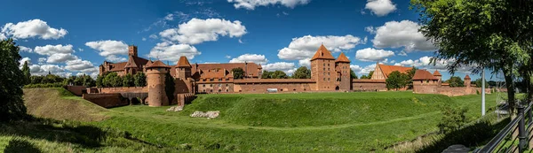 Malbork 'taki Töton Kalesi Panoraması Yazın güneşli bir günde.