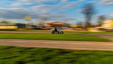 22 Nisan 2023 Bulanık bir arkaplan ile hareket halinde..
