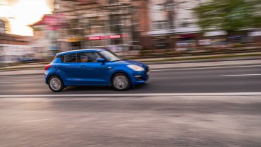 22 Nisan 2023 Bulanık bir arkaplan ile hareket halinde..