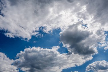 Mavi gökyüzünde beyaz bulutlar.