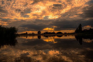 Podlasie, Nowodworce 'deki Suprasl Nehri' nin kıyısında gün batımı.