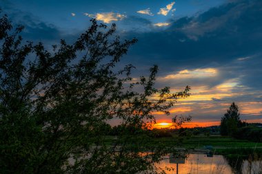 Podlasie, Nowodworce 'deki Suprasl Nehri' nin kıyısında gün batımı.