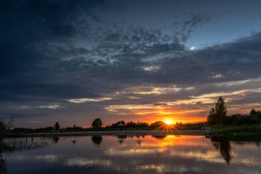 Podlasie, Nowodworce 'deki Suprasl Nehri' nin kıyısında gün batımı.