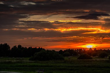 Podlasie, Nowodworce 'deki Suprasl Nehri' nin kıyısında gün batımı.