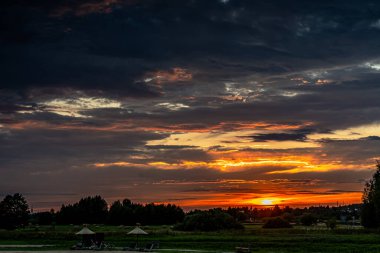 Podlasie, Nowodworce 'deki Suprasl Nehri' nin kıyısında gün batımı.