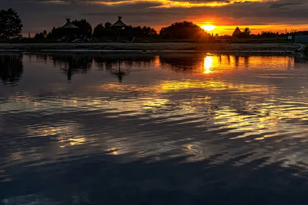 Podlasie, Nowodworce 'deki Suprasl Nehri' nin kıyısında gün batımı.
