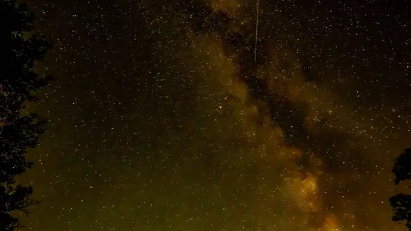 Ağustos 'ta düşen perseidler sırasında gökyüzünde Samanyolu.