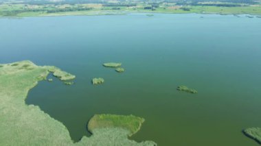 Podlasie 'de güneşli bir yaz gününde Augusta Gölü' nün havadan görünüşü.