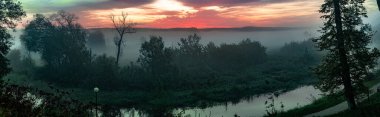 Panorama. Podlasie 'deki Suprasl Nehri üzerinde sabah sisi..