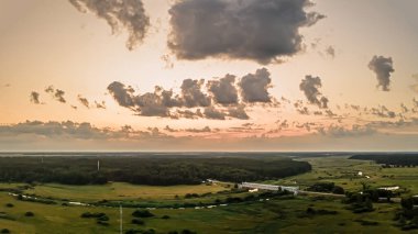 Yazın gündoğumunda Podlasie 'deki Narew Nehri' nin hava manzarası..