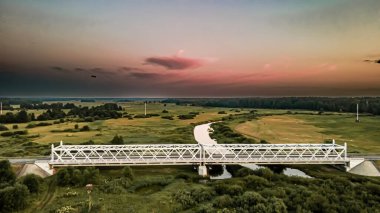 Yazın gündoğumunda Podlasie 'deki Narew Nehri Vadisi' nin hava manzarası..