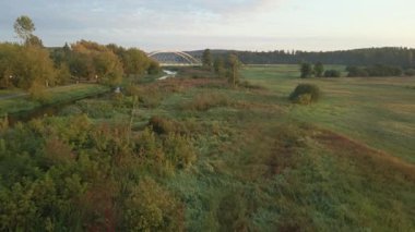 Podlasie 'de gün doğumunda Suprasl Nehri kıyısındaki vadinin havadan görünüşü.
