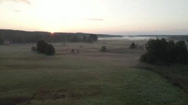 Podlasie 'de gün doğumunda Suprasl Nehri kıyısındaki vadinin havadan görünüşü.