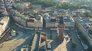 Krakow 'daki Eski Şehir Meydanı' nın havadan görünüşü, Belediye Binası Kulesi, St. Mary Kilisesi, güneşli bir yaz gününde Clot Salonu..