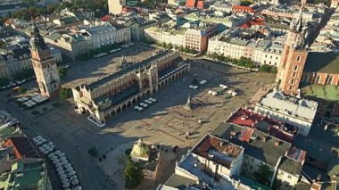 Krakow 'daki Eski Şehir Meydanı' nın havadan görünüşü, Belediye Binası Kulesi, St. Mary Kilisesi, güneşli bir yaz gününde Clot Salonu..