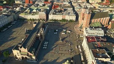 Krakow 'daki Eski Şehir Meydanı' nın havadan görünüşü, Belediye Binası Kulesi, St. Mary Kilisesi, güneşli bir yaz gününde Clot Salonu..