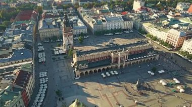 Krakow 'daki Eski Şehir Meydanı' nın havadan görünüşü, Belediye Binası Kulesi, St. Mary Kilisesi, güneşli bir yaz gününde Clot Salonu..