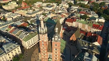 Krakow 'daki Eski Şehir Meydanı' nın havadan görünüşü, Belediye Binası Kulesi, St. Mary Kilisesi, güneşli bir yaz gününde Clot Salonu..