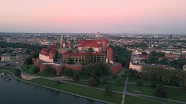 Gün batımında Krakow 'daki Wawel Kraliyet Kalesi' nin havadan görüntüsü..