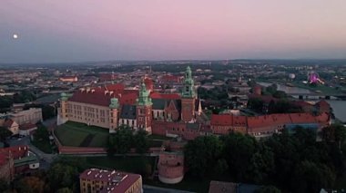 Gün batımında Krakow 'daki Wawel Kraliyet Kalesi' nin havadan görüntüsü..