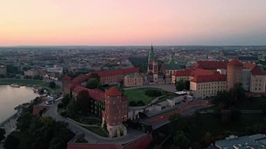 Gün batımında Krakow 'daki Wawel Kraliyet Kalesi' nin havadan görüntüsü..