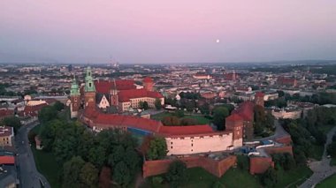 Gün batımında Krakow 'daki Wawel Kraliyet Kalesi' nin havadan görüntüsü..