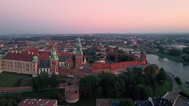 Gün batımında Krakow 'daki Wawel Kraliyet Kalesi' nin havadan görüntüsü..