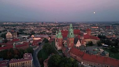 Gün batımında Krakow 'daki Wawel Kraliyet Kalesi' nin havadan görüntüsü..