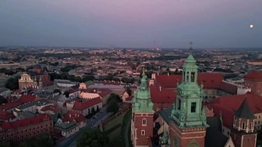 Gün batımında Krakow 'daki Wawel Kraliyet Kalesi' nin havadan görüntüsü..