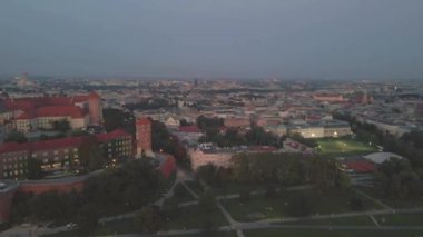 Gün batımında Krakow 'daki Wawel Kraliyet Kalesi' nin havadan görüntüsü..