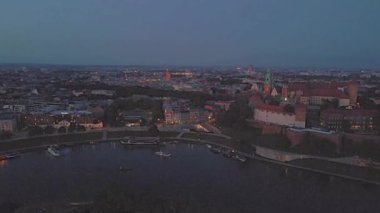 Gün batımında Krakow 'daki Wawel Kraliyet Kalesi' nin havadan görüntüsü..