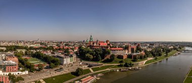 Güneşli bir yaz gününde Krakow 'daki Panorama-Wawel Kraliyet Kalesi.
